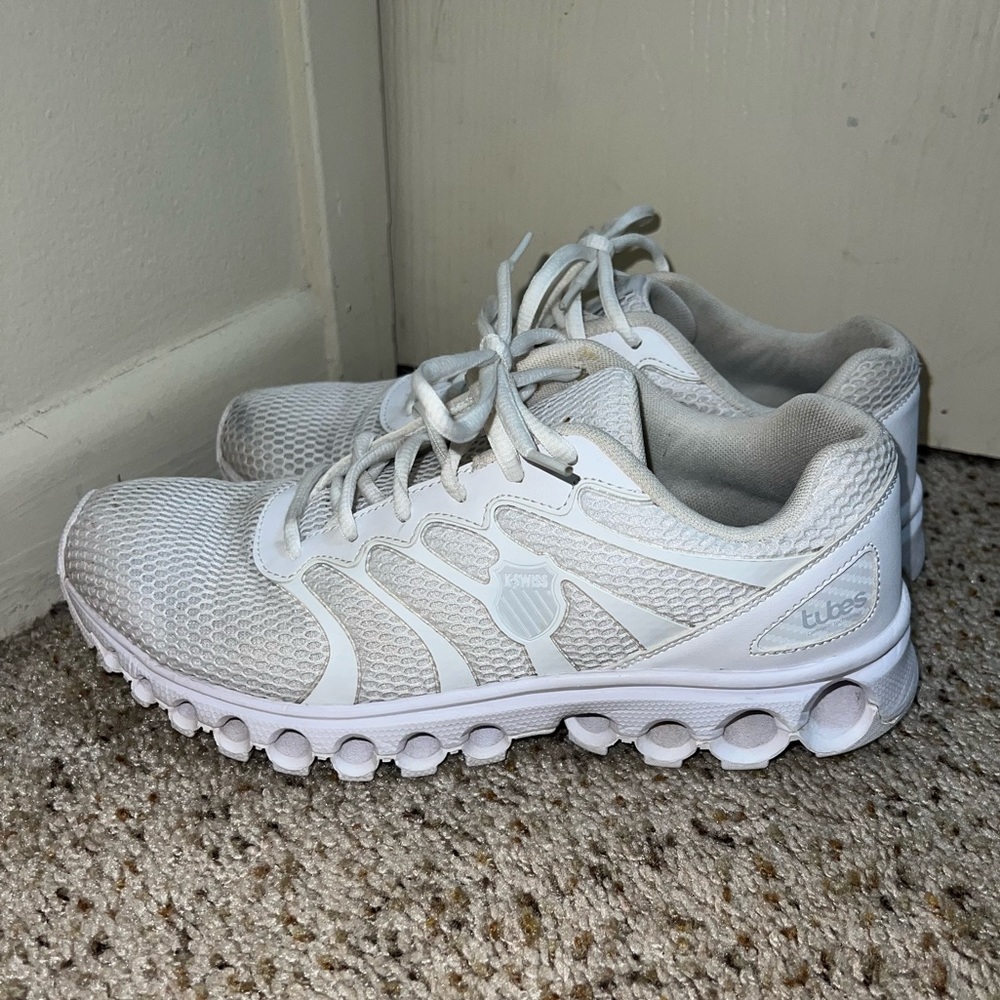 SUPER COMFORTABLE Women’s K-Swiss Tubes size 10
